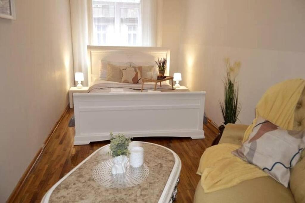 Unique Spacious Classic 3 Bedroom Midtown Apartment ! Billiard Room ! Riga Ngoại thất bức ảnh