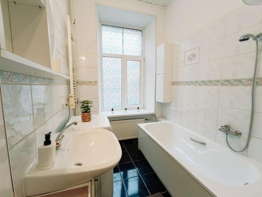 Unique Spacious Classic 3 Bedroom Midtown Apartment ! Billiard Room ! Riga Ngoại thất bức ảnh