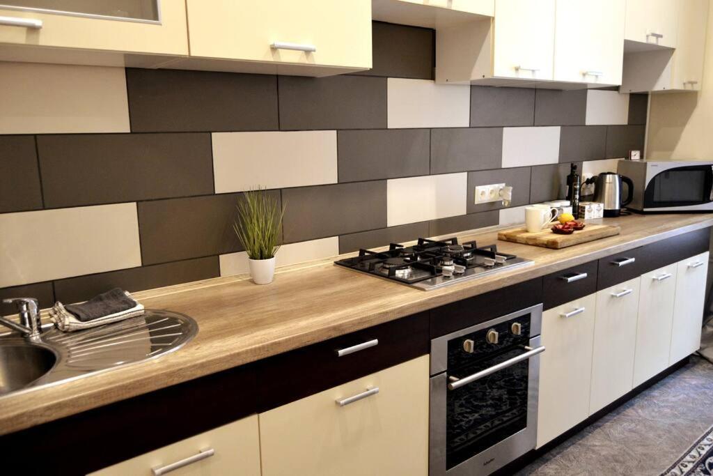 Unique Spacious Classic 3 Bedroom Midtown Apartment ! Billiard Room ! Riga Ngoại thất bức ảnh