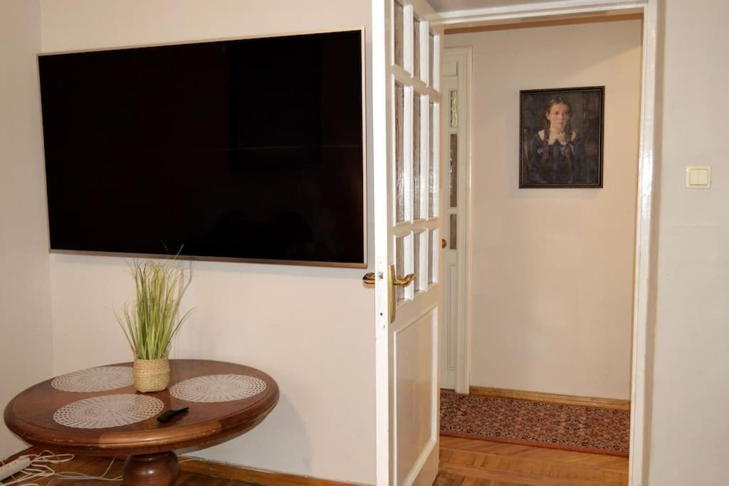 Unique Spacious Classic 3 Bedroom Midtown Apartment ! Billiard Room ! Riga Ngoại thất bức ảnh