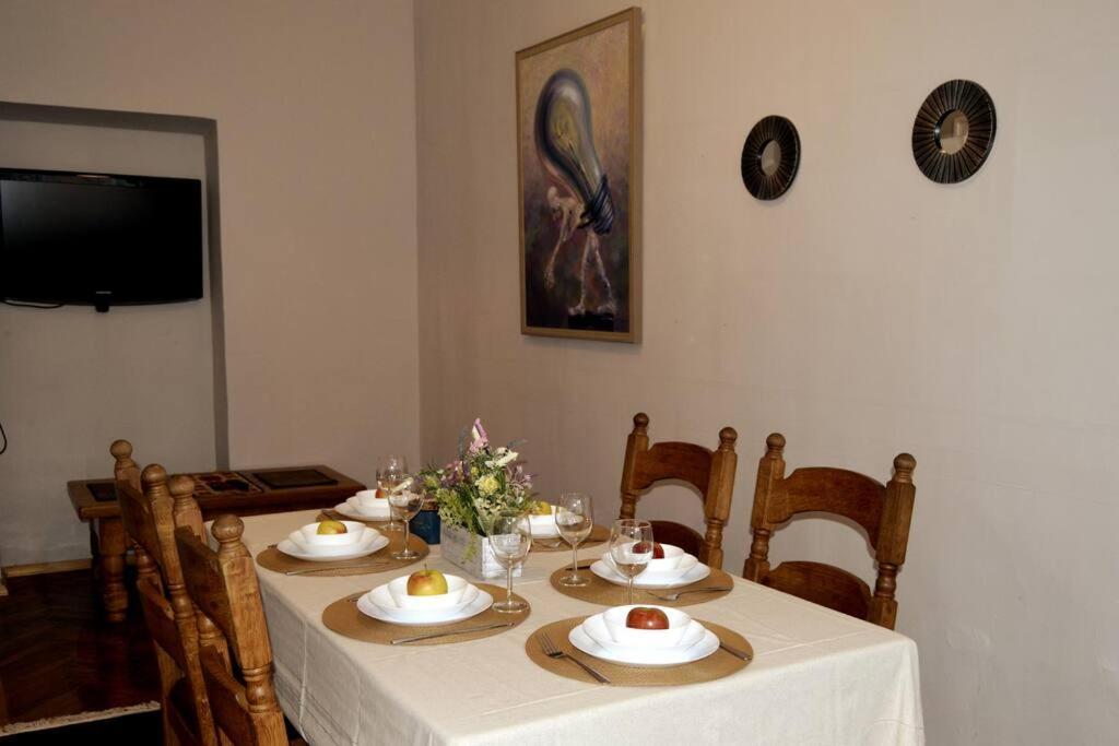 Unique Spacious Classic 3 Bedroom Midtown Apartment ! Billiard Room ! Riga Ngoại thất bức ảnh