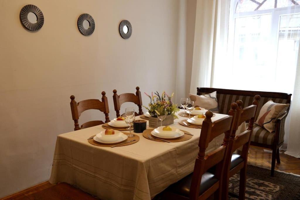 Unique Spacious Classic 3 Bedroom Midtown Apartment ! Billiard Room ! Riga Ngoại thất bức ảnh